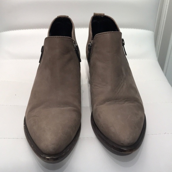 Steve Madden Leather Ankle Booties. Zip up sides. - Picture 3 of 8